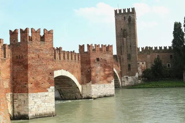 Castelvecchio Verona pont scaliger. Ville médévale en Vénétie à visiter lors d'une randonnée avec service VTC