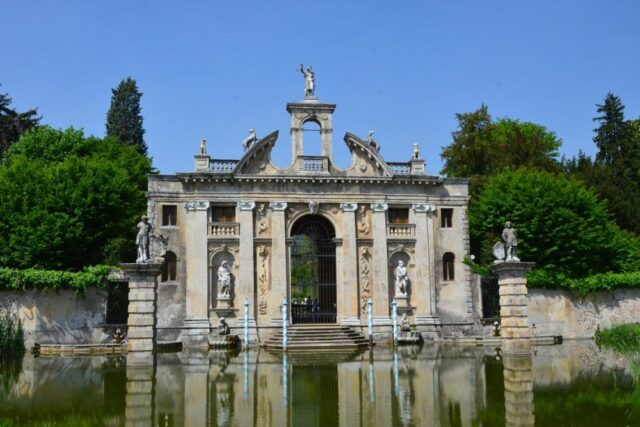 Jardin baroque Villa Barbarigo dans les collines vénitiennes. à visiter lors d'une randonnée privée avec service VTC