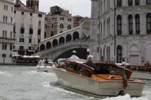 Balade en bateau-taxi sur le Grand Canal de Venise. Transfert privé, service VTC, des aéroports Marco Polo et Trévise au centre de Venise