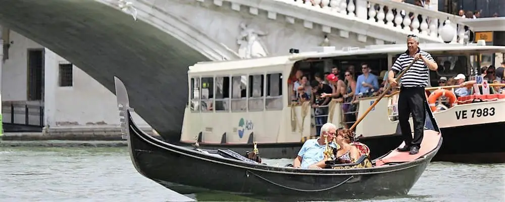 Venice gondola ride. Booking form for private transfer and water taxi services from Venice and Treviso airports to the island with Pantarei Chauffeur service. 