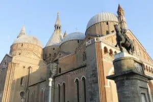 Basilica di Sant'Antonio, Padova. Modulo di prenotazione per un trasporto privato con autista professionista, servizio taxi, dagli aeroporti di Venezia e Treviso