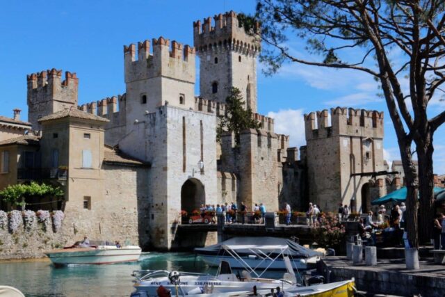 Accesso principale del Castello Scaligero di Sirmione. Servizio di noleggio con conducente, transfer tour privato Venezia - Milano