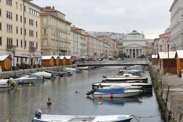 Trieste Canal Grande, nei pressi del terminal crociere. Visita con servizio di Noleggio Con Conducente da Venezia