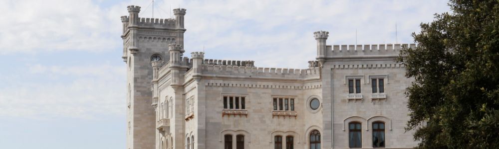 Trieste, château de Miramare. Transfert privé, service VTC, entre port de Trieste et Venise centre ou aéroport Marco Polo