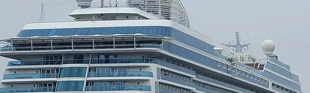 Bateau de croisière Oceania Vista, Oceania Cruises, transfert privé du port de Trieste vers l'aéroport Marco Polo de Venise ou le centre-ville. Service VTC avec chauffeur professionnel